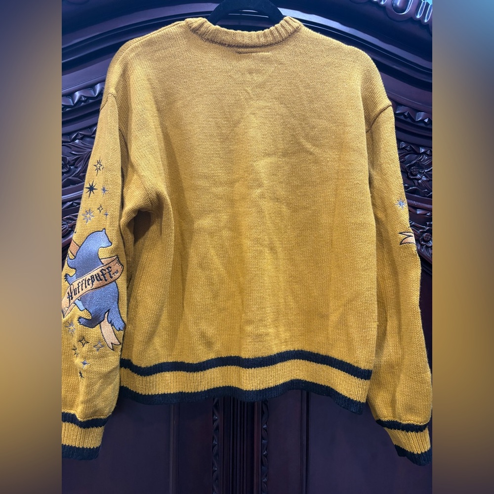 Hufflepuff Harry Potter sweater - Picture 2 of 5